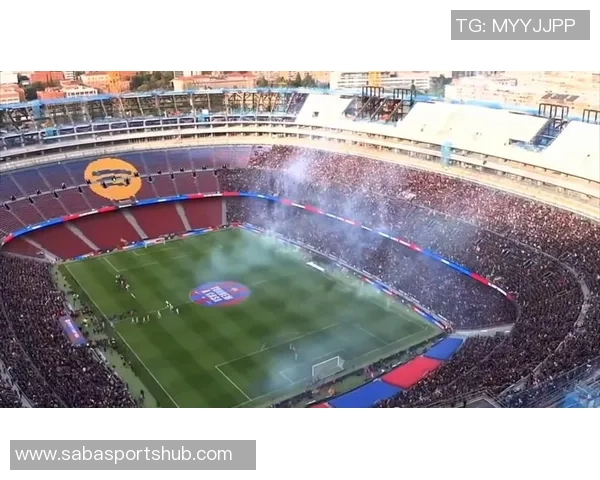 巴萨重返诺坎普进行公开训练球员教练齐聚合影留念展现团队精神